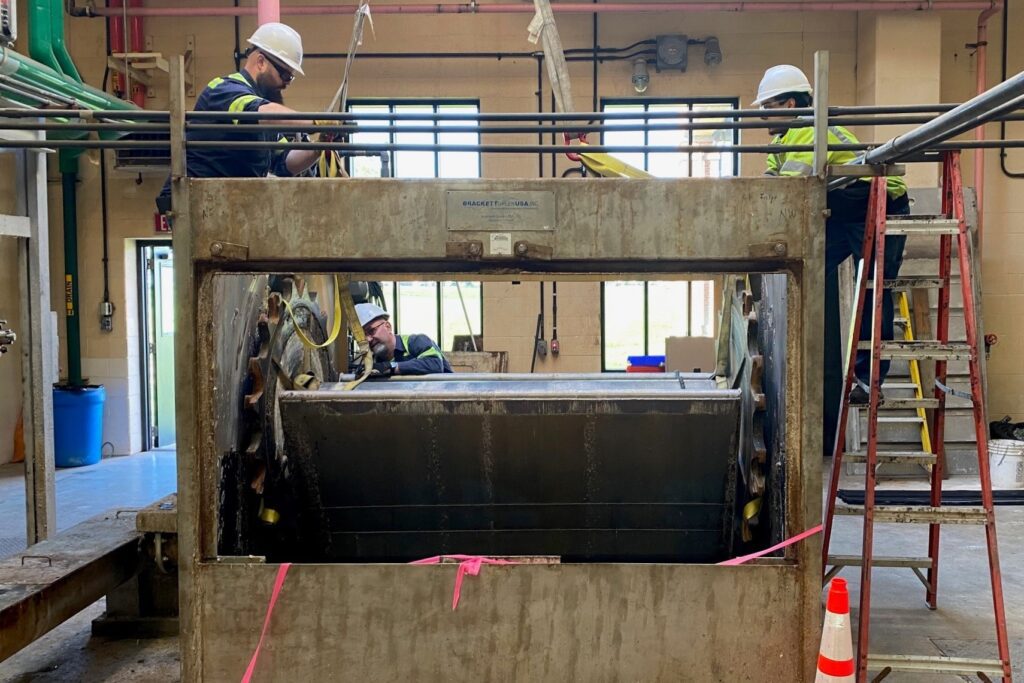 Mechanics dismantle Screen 4 at Headworks and prepare the sprocket and shaft to be removed by crane. The units were first installed in 2004.